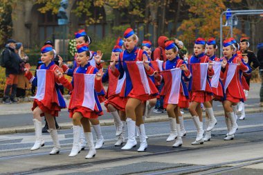 Wroclaw, Polonya - 11 Kasım 2024: Wroclaw 'da Neşeli Bağımsızlık Günü Yürüyüşü, Polonya Bayrakları, Öğrencileri ve 11 Kasım' ı Kutlayan Ailelerle Vatanseverlik Yürüyüşü