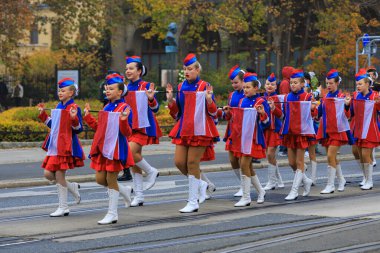 Wroclaw, Polonya - 11 Kasım 2024: Wroclaw 'da Neşeli Bağımsızlık Günü Yürüyüşü, Polonya Bayrakları, Öğrencileri ve 11 Kasım' ı Kutlayan Ailelerle Vatanseverlik Yürüyüşü