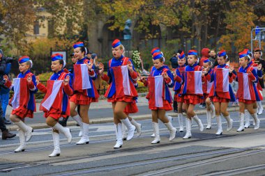 Wroclaw, Polonya - 11 Kasım 2024: Wroclaw 'da Neşeli Bağımsızlık Günü Yürüyüşü, Polonya Bayrakları, Öğrencileri ve 11 Kasım' ı Kutlayan Ailelerle Vatanseverlik Yürüyüşü