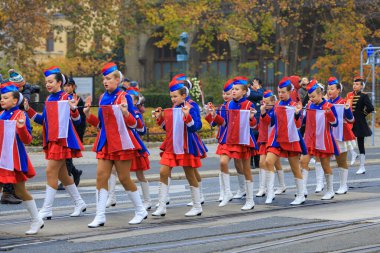 Wroclaw, Polonya - 11 Kasım 2024: Wroclaw 'da Neşeli Bağımsızlık Günü Yürüyüşü, Polonya Bayrakları, Öğrencileri ve 11 Kasım' ı Kutlayan Ailelerle Vatanseverlik Yürüyüşü