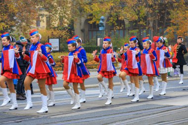 Wroclaw, Polonya - 11 Kasım 2024: Wroclaw 'da Neşeli Bağımsızlık Günü Yürüyüşü, Polonya Bayrakları, Öğrencileri ve 11 Kasım' ı Kutlayan Ailelerle Vatanseverlik Yürüyüşü