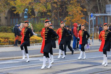 Wroclaw, Polonya - 11 Kasım 2024: Wroclaw 'da Neşeli Bağımsızlık Günü Yürüyüşü, Polonya Bayrakları, Öğrencileri ve 11 Kasım' ı Kutlayan Ailelerle Vatanseverlik Yürüyüşü