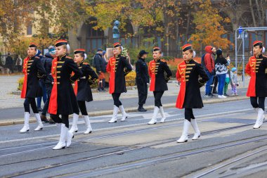Wroclaw, Polonya - 11 Kasım 2024: Wroclaw 'da Neşeli Bağımsızlık Günü Yürüyüşü, Polonya Bayrakları, Öğrencileri ve 11 Kasım' ı Kutlayan Ailelerle Vatanseverlik Yürüyüşü