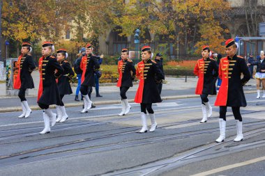 Wroclaw, Polonya - 11 Kasım 2024: Wroclaw 'da Neşeli Bağımsızlık Günü Yürüyüşü, Polonya Bayrakları, Öğrencileri ve 11 Kasım' ı Kutlayan Ailelerle Vatanseverlik Yürüyüşü