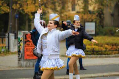 Wroclaw, Polonya - 11 Kasım 2024: Wroclaw 'da Neşeli Bağımsızlık Günü Yürüyüşü, Polonya Bayrakları, Öğrencileri ve 11 Kasım' ı Kutlayan Ailelerle Vatanseverlik Yürüyüşü