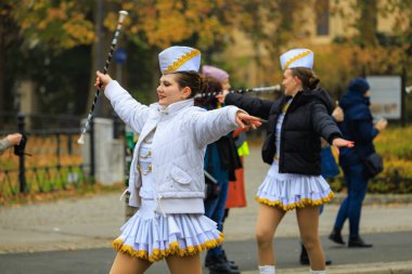 Wroclaw, Polonya - 11 Kasım 2024: Wroclaw 'da Neşeli Bağımsızlık Günü Yürüyüşü, Polonya Bayrakları, Öğrencileri ve 11 Kasım' ı Kutlayan Ailelerle Vatanseverlik Yürüyüşü