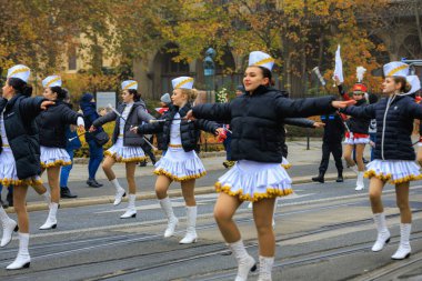 Wroclaw, Polonya - 11 Kasım 2024: Wroclaw 'da Neşeli Bağımsızlık Günü Yürüyüşü, Polonya Bayrakları, Öğrencileri ve 11 Kasım' ı Kutlayan Ailelerle Vatanseverlik Yürüyüşü
