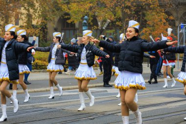 Wroclaw, Polonya - 11 Kasım 2024: Wroclaw 'da Neşeli Bağımsızlık Günü Yürüyüşü, Polonya Bayrakları, Öğrencileri ve 11 Kasım' ı Kutlayan Ailelerle Vatanseverlik Yürüyüşü
