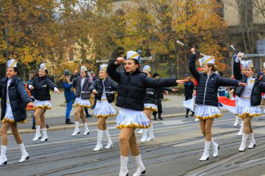 Wroclaw, Polonya - 11 Kasım 2024: Wroclaw 'da Neşeli Bağımsızlık Günü Yürüyüşü, Polonya Bayrakları, Öğrencileri ve 11 Kasım' ı Kutlayan Ailelerle Vatanseverlik Yürüyüşü