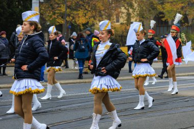 Wroclaw, Polonya - 11 Kasım 2024: Wroclaw 'da Neşeli Bağımsızlık Günü Yürüyüşü, Polonya Bayrakları, Öğrencileri ve 11 Kasım' ı Kutlayan Ailelerle Vatanseverlik Yürüyüşü