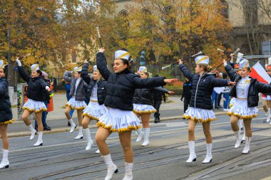 Wroclaw, Polonya - 11 Kasım 2024: Wroclaw 'da Neşeli Bağımsızlık Günü Yürüyüşü, Polonya Bayrakları, Öğrencileri ve 11 Kasım' ı Kutlayan Ailelerle Vatanseverlik Yürüyüşü