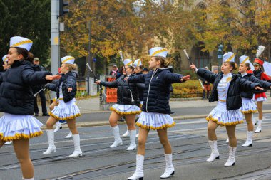 Wroclaw, Polonya - 11 Kasım 2024: Wroclaw 'da Neşeli Bağımsızlık Günü Yürüyüşü, Polonya Bayrakları, Öğrencileri ve 11 Kasım' ı Kutlayan Ailelerle Vatanseverlik Yürüyüşü