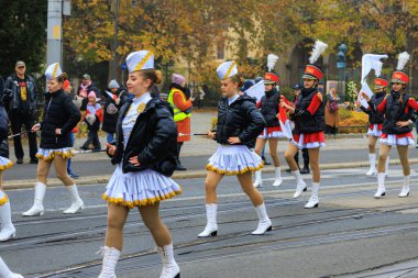 Wroclaw, Polonya - 11 Kasım 2024: Wroclaw 'da Neşeli Bağımsızlık Günü Yürüyüşü, Polonya Bayrakları, Öğrencileri ve 11 Kasım' ı Kutlayan Ailelerle Vatanseverlik Yürüyüşü