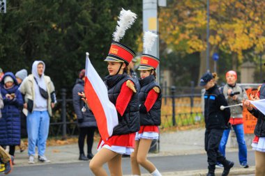 Wroclaw, Polonya - 11 Kasım 2024: Wroclaw 'da Neşeli Bağımsızlık Günü Yürüyüşü, Polonya Bayrakları, Öğrencileri ve 11 Kasım' ı Kutlayan Ailelerle Vatanseverlik Yürüyüşü