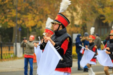 Wroclaw, Polonya - 11 Kasım 2024: Wroclaw 'da Neşeli Bağımsızlık Günü Yürüyüşü, Polonya Bayrakları, Öğrencileri ve 11 Kasım' ı Kutlayan Ailelerle Vatanseverlik Yürüyüşü