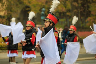 Wroclaw, Polonya - 11 Kasım 2024: Wroclaw 'da Neşeli Bağımsızlık Günü Yürüyüşü, Polonya Bayrakları, Öğrencileri ve 11 Kasım' ı Kutlayan Ailelerle Vatanseverlik Yürüyüşü