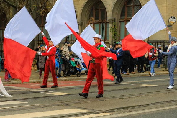 Wroclaw, Polonya - 11 Kasım 2024: Wroclaw 'da Neşeli Bağımsızlık Günü Yürüyüşü, Polonya Bayrakları, Öğrencileri ve 11 Kasım' ı Kutlayan Ailelerle Vatanseverlik Yürüyüşü