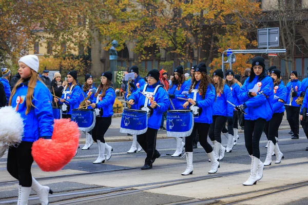 Wroclaw, Polonya - 11 Kasım 2024: Wroclaw 'da Neşeli Bağımsızlık Günü Yürüyüşü, Polonya Bayrakları, Öğrencileri ve 11 Kasım' ı Kutlayan Ailelerle Vatanseverlik Yürüyüşü