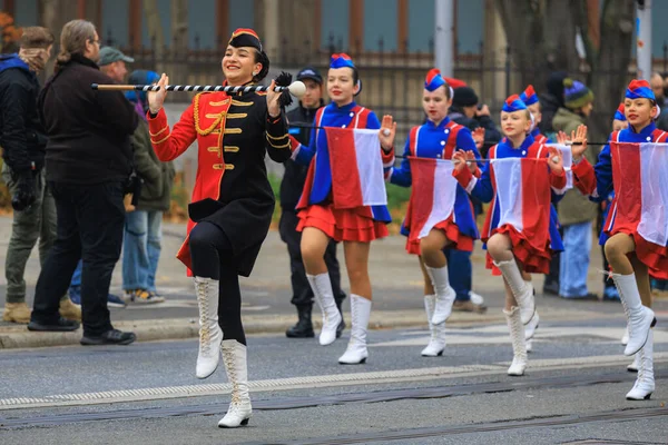 Wroclaw, Polonya - 11 Kasım 2024: Wroclaw 'da Neşeli Bağımsızlık Günü Yürüyüşü, Polonya Bayrakları, Öğrencileri ve 11 Kasım' ı Kutlayan Ailelerle Vatanseverlik Yürüyüşü