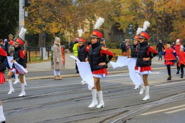 Wroclaw, Polonya - 11 Kasım 2024: Wroclaw 'da Neşeli Bağımsızlık Günü Yürüyüşü, Polonya Bayrakları, Öğrencileri ve 11 Kasım' ı Kutlayan Ailelerle Vatanseverlik Yürüyüşü