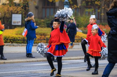 Wroclaw, Polonya - 11 Kasım 2024: Wroclaw 'da Neşeli Bağımsızlık Günü Yürüyüşü, Polonya Bayrakları, Öğrencileri ve 11 Kasım' ı Kutlayan Ailelerle Vatanseverlik Yürüyüşü