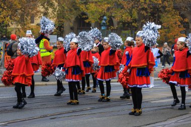 Wroclaw, Polonya - 11 Kasım 2024: Wroclaw 'da Neşeli Bağımsızlık Günü Yürüyüşü, Polonya Bayrakları, Öğrencileri ve 11 Kasım' ı Kutlayan Ailelerle Vatanseverlik Yürüyüşü