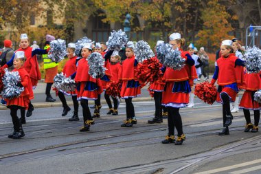 Wroclaw, Polonya - 11 Kasım 2024: Wroclaw 'da Neşeli Bağımsızlık Günü Yürüyüşü, Polonya Bayrakları, Öğrencileri ve 11 Kasım' ı Kutlayan Ailelerle Vatanseverlik Yürüyüşü
