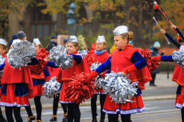 Wroclaw, Polonya - 11 Kasım 2024: Wroclaw 'da Neşeli Bağımsızlık Günü Yürüyüşü, Polonya Bayrakları, Öğrencileri ve 11 Kasım' ı Kutlayan Ailelerle Vatanseverlik Yürüyüşü