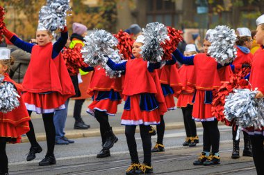 Wroclaw, Polonya - 11 Kasım 2024: Wroclaw 'da Neşeli Bağımsızlık Günü Yürüyüşü, Polonya Bayrakları, Öğrencileri ve 11 Kasım' ı Kutlayan Ailelerle Vatanseverlik Yürüyüşü