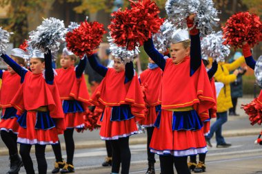 Wroclaw, Polonya - 11 Kasım 2024: Wroclaw 'da Neşeli Bağımsızlık Günü Yürüyüşü, Polonya Bayrakları, Öğrencileri ve 11 Kasım' ı Kutlayan Ailelerle Vatanseverlik Yürüyüşü