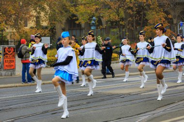 Wroclaw, Polonya - 11 Kasım 2024: Wroclaw 'da Neşeli Bağımsızlık Günü Yürüyüşü, Polonya Bayrakları, Öğrencileri ve 11 Kasım' ı Kutlayan Ailelerle Vatanseverlik Yürüyüşü