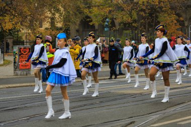 Wroclaw, Polonya - 11 Kasım 2024: Wroclaw 'da Neşeli Bağımsızlık Günü Yürüyüşü, Polonya Bayrakları, Öğrencileri ve 11 Kasım' ı Kutlayan Ailelerle Vatanseverlik Yürüyüşü