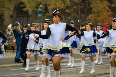 Wroclaw, Polonya - 11 Kasım 2024: Wroclaw 'da Neşeli Bağımsızlık Günü Yürüyüşü, Polonya Bayrakları, Öğrencileri ve 11 Kasım' ı Kutlayan Ailelerle Vatanseverlik Yürüyüşü