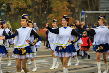 Wroclaw, Polonya - 11 Kasım 2024: Wroclaw 'da Neşeli Bağımsızlık Günü Yürüyüşü, Polonya Bayrakları, Öğrencileri ve 11 Kasım' ı Kutlayan Ailelerle Vatanseverlik Yürüyüşü