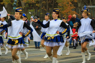 Wroclaw, Polonya - 11 Kasım 2024: Wroclaw 'da Neşeli Bağımsızlık Günü Yürüyüşü, Polonya Bayrakları, Öğrencileri ve 11 Kasım' ı Kutlayan Ailelerle Vatanseverlik Yürüyüşü