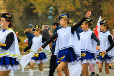 Wroclaw, Polonya - 11 Kasım 2024: Wroclaw 'da Neşeli Bağımsızlık Günü Yürüyüşü, Polonya Bayrakları, Öğrencileri ve 11 Kasım' ı Kutlayan Ailelerle Vatanseverlik Yürüyüşü