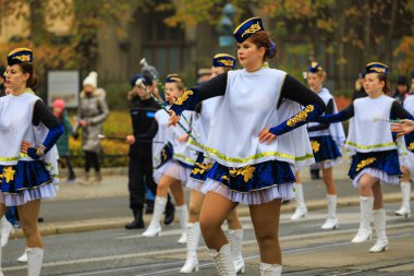 Wroclaw, Polonya - 11 Kasım 2024: Wroclaw 'da Neşeli Bağımsızlık Günü Yürüyüşü, Polonya Bayrakları, Öğrencileri ve 11 Kasım' ı Kutlayan Ailelerle Vatanseverlik Yürüyüşü