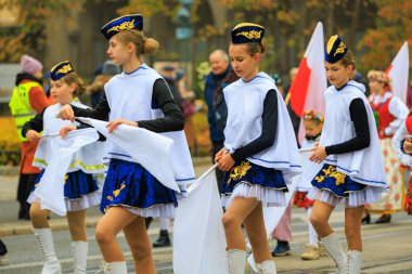 Wroclaw, Polonya - 11 Kasım 2024: Wroclaw 'da Neşeli Bağımsızlık Günü Yürüyüşü, Polonya Bayrakları, Öğrencileri ve 11 Kasım' ı Kutlayan Ailelerle Vatanseverlik Yürüyüşü