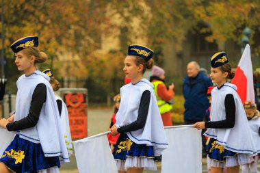 Wroclaw, Polonya - 11 Kasım 2024: Wroclaw 'da Neşeli Bağımsızlık Günü Yürüyüşü, Polonya Bayrakları, Öğrencileri ve 11 Kasım' ı Kutlayan Ailelerle Vatanseverlik Yürüyüşü