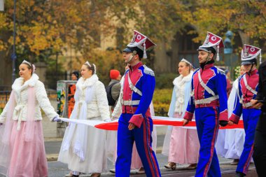 Wroclaw, Polonya - 11 Kasım 2024: Wroclaw 'da Neşeli Bağımsızlık Günü Yürüyüşü, Polonya Bayrakları, Öğrencileri ve 11 Kasım' ı Kutlayan Ailelerle Vatanseverlik Yürüyüşü