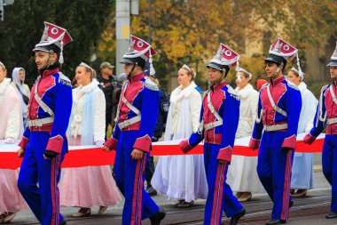 Wroclaw, Polonya - 11 Kasım 2024: Wroclaw 'da Neşeli Bağımsızlık Günü Yürüyüşü, Polonya Bayrakları, Öğrencileri ve 11 Kasım' ı Kutlayan Ailelerle Vatanseverlik Yürüyüşü