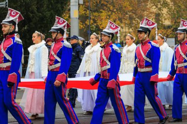 Wroclaw, Polonya - 11 Kasım 2024: Wroclaw 'da Neşeli Bağımsızlık Günü Yürüyüşü, Polonya Bayrakları, Öğrencileri ve 11 Kasım' ı Kutlayan Ailelerle Vatanseverlik Yürüyüşü