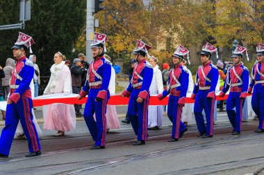 Wroclaw, Polonya - 11 Kasım 2024: Wroclaw 'da Neşeli Bağımsızlık Günü Yürüyüşü, Polonya Bayrakları, Öğrencileri ve 11 Kasım' ı Kutlayan Ailelerle Vatanseverlik Yürüyüşü