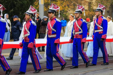 Wroclaw, Polonya - 11 Kasım 2024: Wroclaw 'da Neşeli Bağımsızlık Günü Yürüyüşü, Polonya Bayrakları, Öğrencileri ve 11 Kasım' ı Kutlayan Ailelerle Vatanseverlik Yürüyüşü