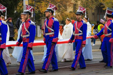 Wroclaw, Polonya - 11 Kasım 2024: Wroclaw 'da Neşeli Bağımsızlık Günü Yürüyüşü, Polonya Bayrakları, Öğrencileri ve 11 Kasım' ı Kutlayan Ailelerle Vatanseverlik Yürüyüşü