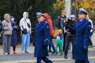 Wroclaw, Polonya - 11 Kasım 2024: Wroclaw 'da Neşeli Bağımsızlık Günü Yürüyüşü, Polonya Bayrakları, Öğrencileri ve 11 Kasım' ı Kutlayan Ailelerle Vatanseverlik Yürüyüşü