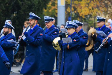 Wroclaw, Polonya - 11 Kasım 2024: Wroclaw 'da Neşeli Bağımsızlık Günü Yürüyüşü, Polonya Bayrakları, Öğrencileri ve 11 Kasım' ı Kutlayan Ailelerle Vatanseverlik Yürüyüşü