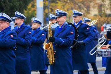 Wroclaw, Polonya - 11 Kasım 2024: Wroclaw 'da Neşeli Bağımsızlık Günü Yürüyüşü, Polonya Bayrakları, Öğrencileri ve 11 Kasım' ı Kutlayan Ailelerle Vatanseverlik Yürüyüşü