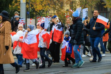Wroclaw, Polonya - 11 Kasım 2024: Wroclaw 'da Neşeli Bağımsızlık Günü Yürüyüşü, Polonya Bayrakları, Öğrencileri ve 11 Kasım' ı Kutlayan Ailelerle Vatanseverlik Yürüyüşü