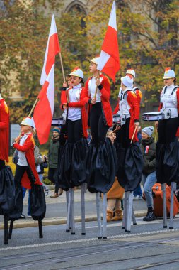 Wroclaw, Polonya - 11 Kasım 2024: Wroclaw 'da Neşeli Bağımsızlık Günü Yürüyüşü, Polonya Bayrakları, Öğrencileri ve 11 Kasım' ı Kutlayan Ailelerle Vatanseverlik Yürüyüşü